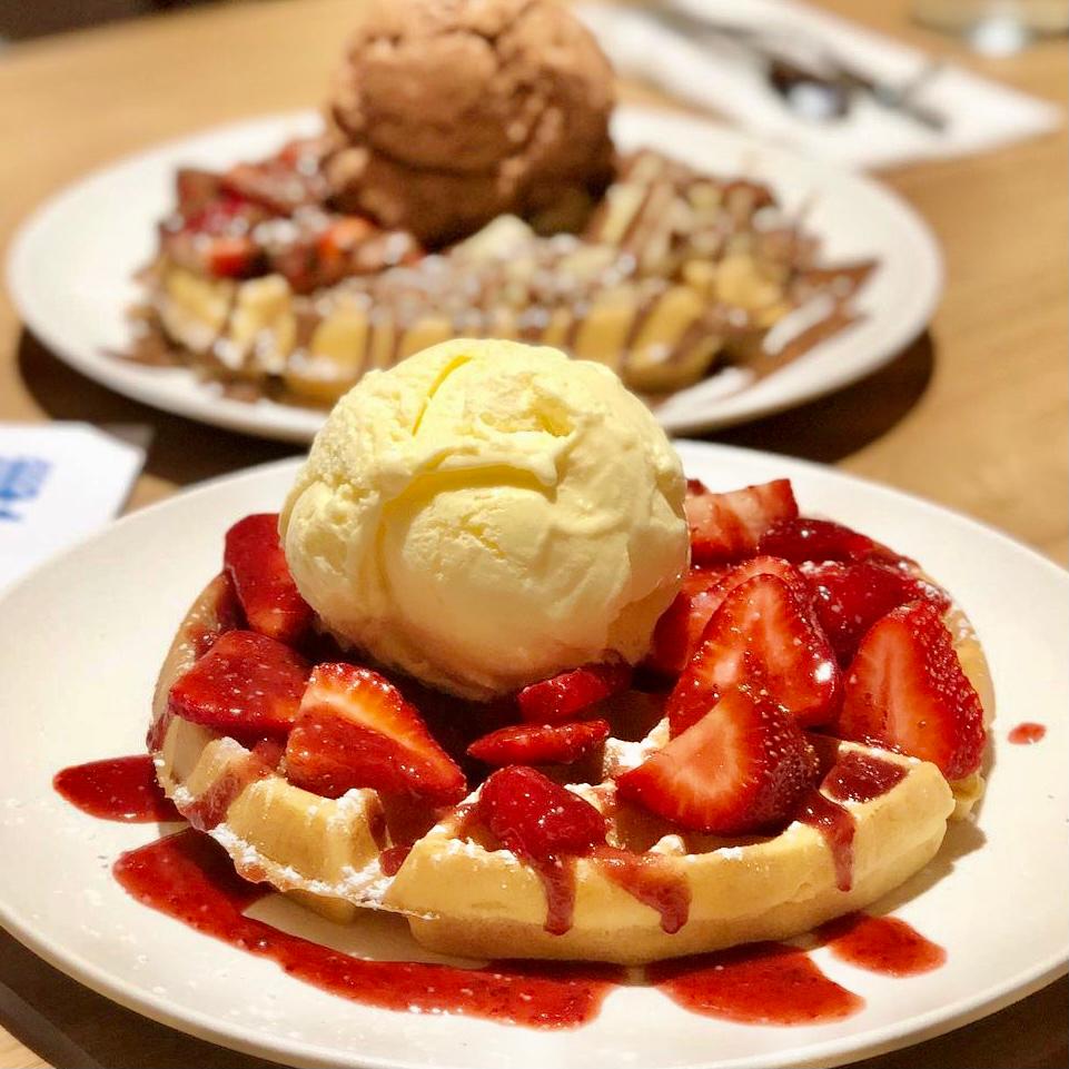 pineapple-ice-cream-with-juicy-strawberries-best-dessert-cafe-in-vaughan
